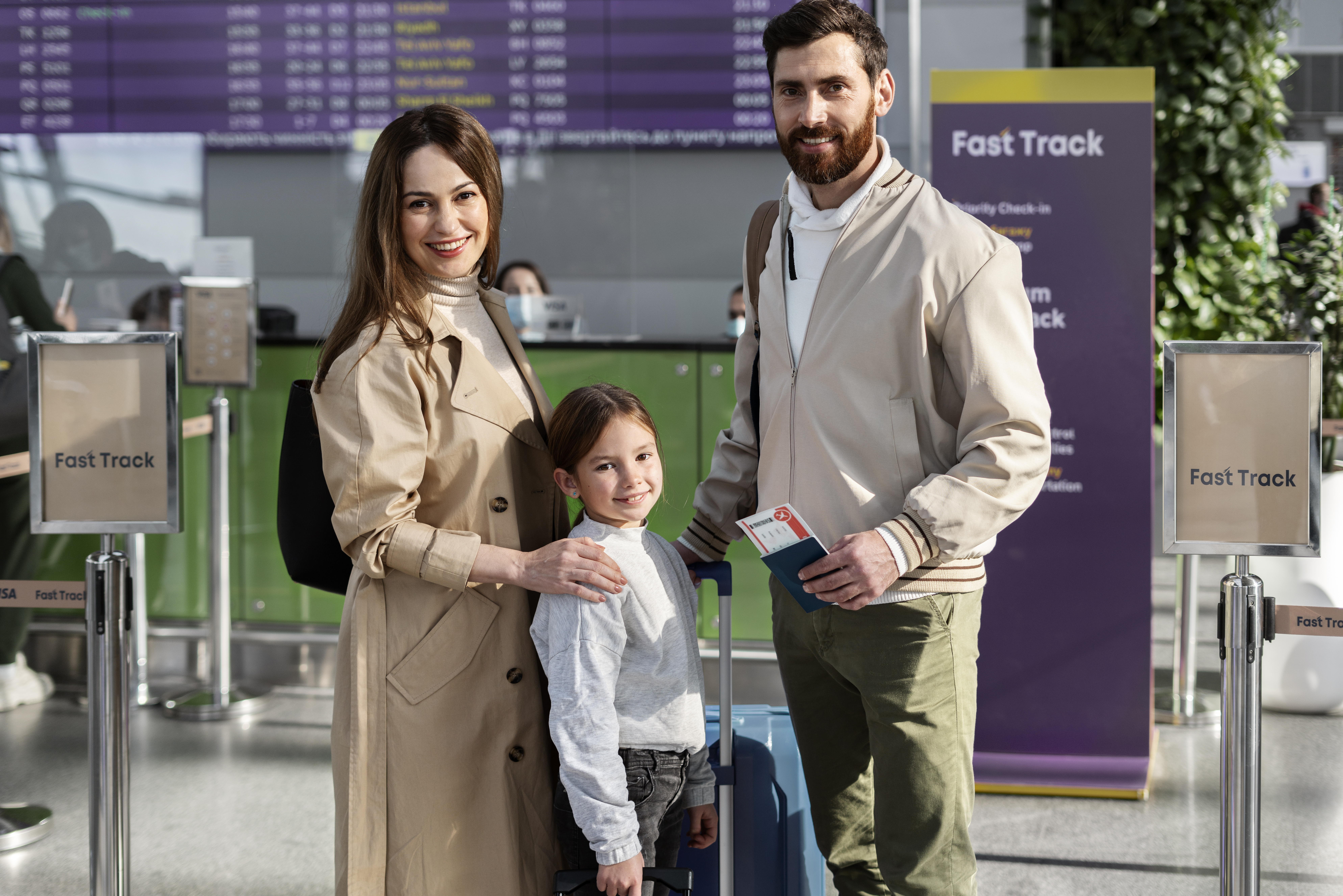 Familia sonriente viajando