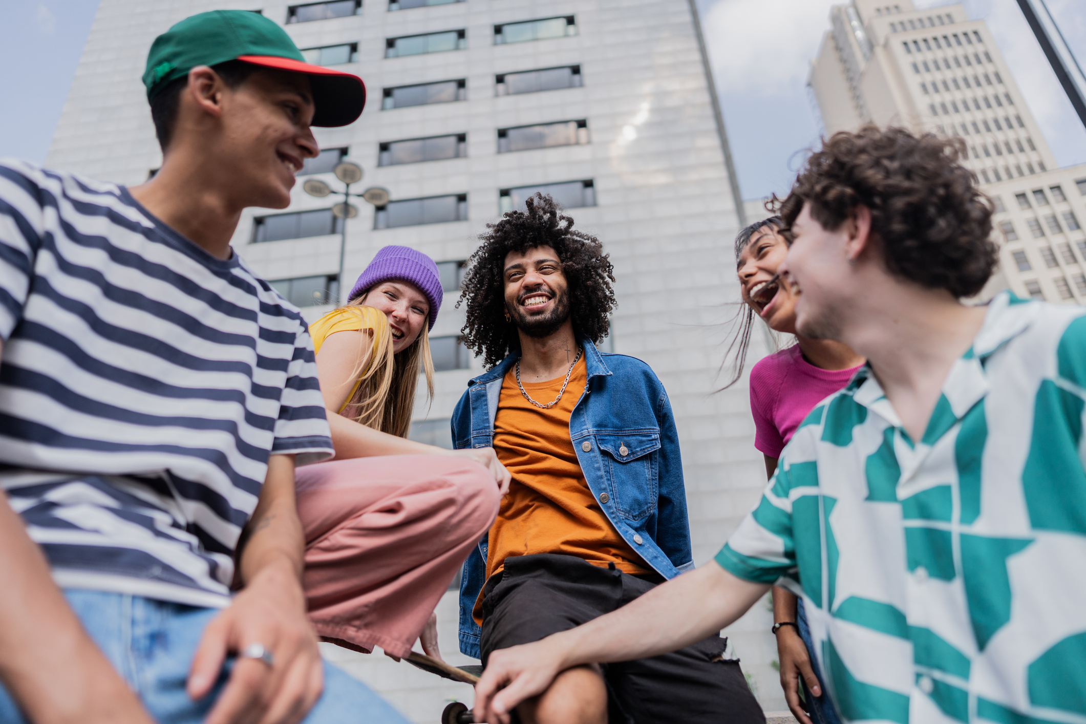 Chicos jóvenes sonriendo en la ciudad